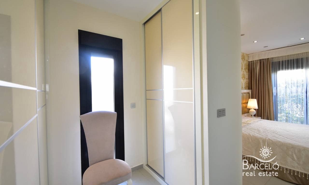 3 soverom Villa til salgs i Pueblo Bravo med svømmebasseng garasje - € 459 000 (Ref: 9626398)