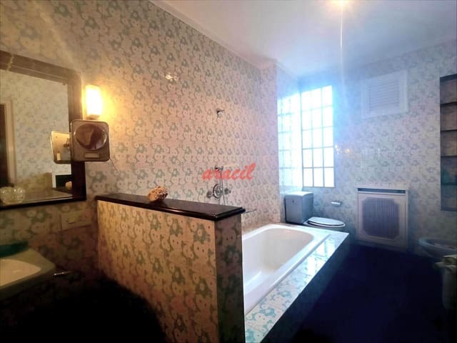 6 bedroom Flat for sale in Ourense city with garage - € 395,000 (Ref: 9217006)