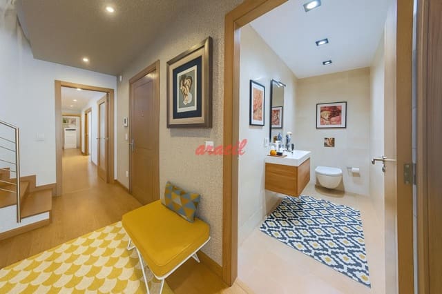 Ático de 4 habitaciones en Ourense ciudad en venta con garaje - 495.000 € (Ref: 9465148)