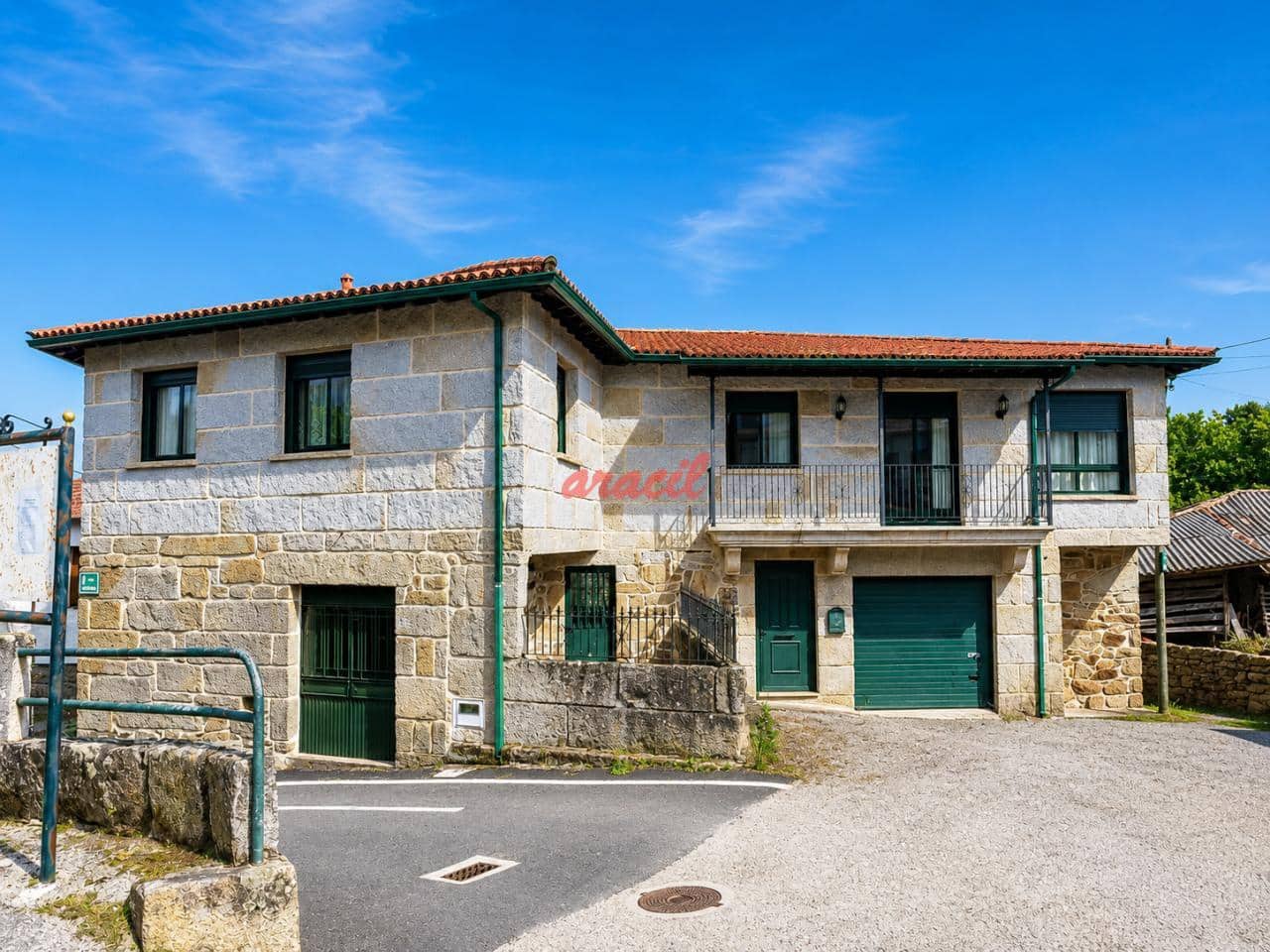 3 bedroom Villa for sale in Barbadas with garage - € 185,000 (Ref: 9895718)