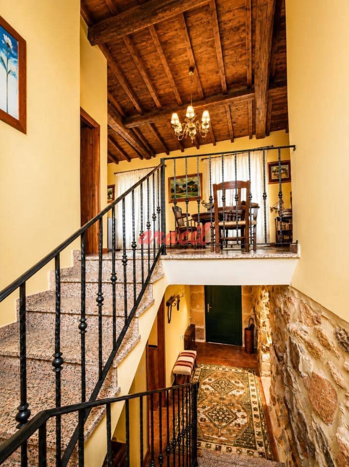 3 bedroom Villa for sale in Barbadas with garage - € 185,000 (Ref: 9895718)
