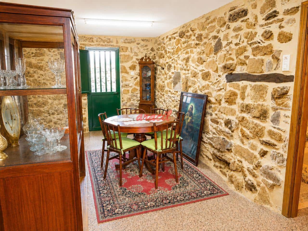 3 bedroom Villa for sale in Barbadas with garage - € 185,000 (Ref: 9895718)