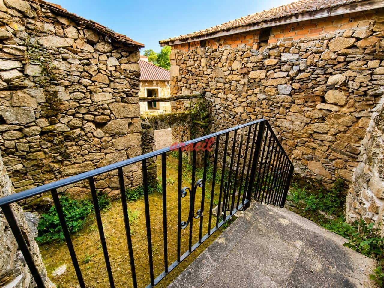 3 bedroom Villa for sale in Barbadas with garage - € 185,000 (Ref: 9895718)