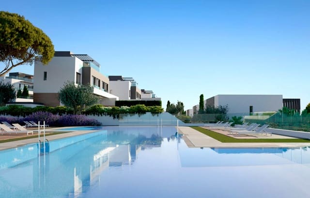 3 sypialnia Dom blizniak na sprzedaż w Benalmádena z basenem garażem - 900 000 € (Ref: 5382393)