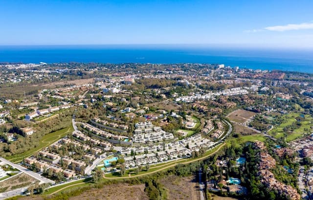 3 sypialnia Dom blizniak na sprzedaż w Benalmádena z basenem garażem - 900 000 € (Ref: 5382393)
