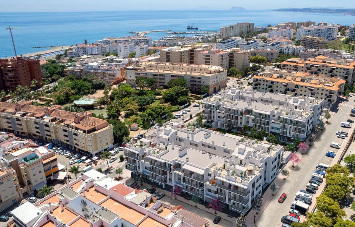 2 bedroom Apartment for sale in Estepona with pool garage - € 689,000 (Ref: 6969606)