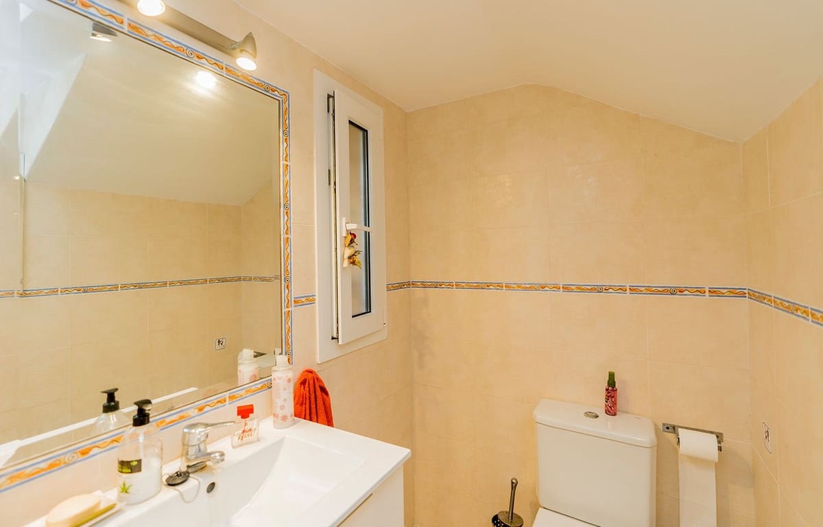3 soverom Kjedet enebolig til salgs i Riviera del Sol med svømmebasseng garasje - € 685 000 (Ref: 7091206)