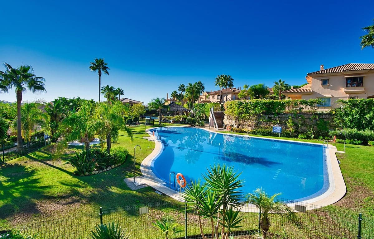 3 soverom Kjedet enebolig til salgs i Riviera del Sol med svømmebasseng garasje - € 685 000 (Ref: 7091206)