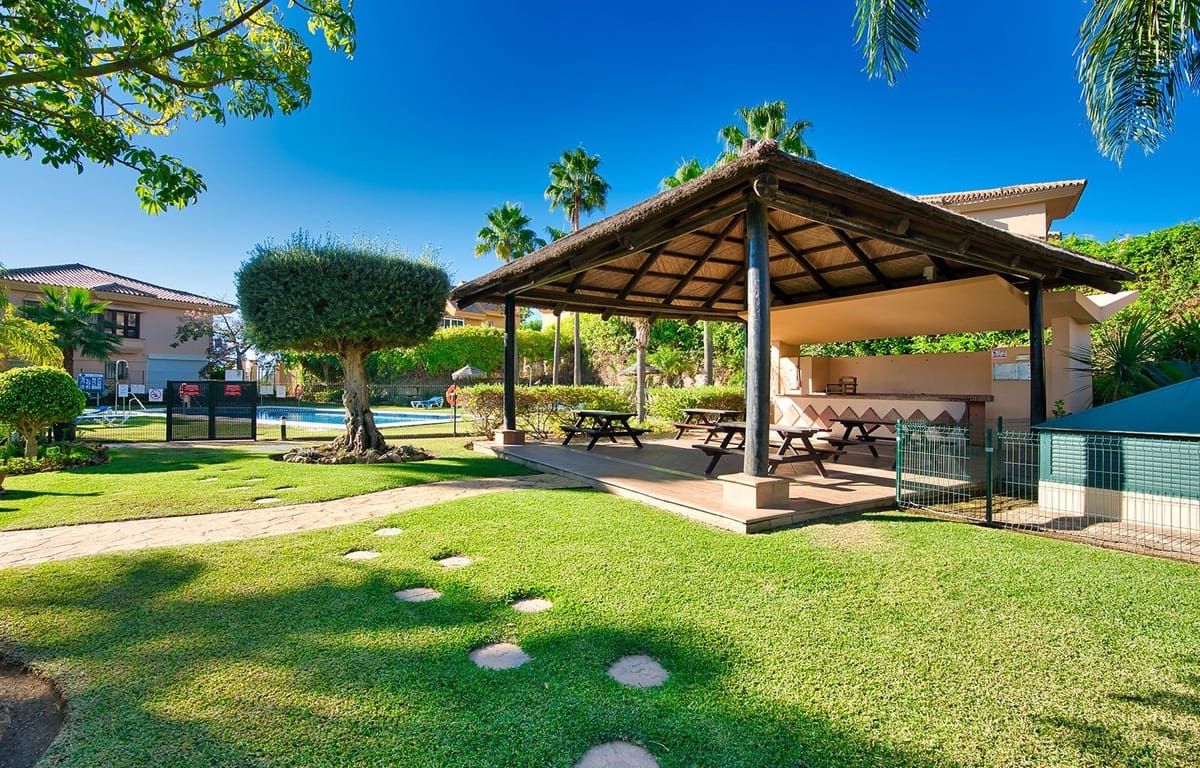 3 soverom Kjedet enebolig til salgs i Riviera del Sol med svømmebasseng garasje - € 685 000 (Ref: 7091206)