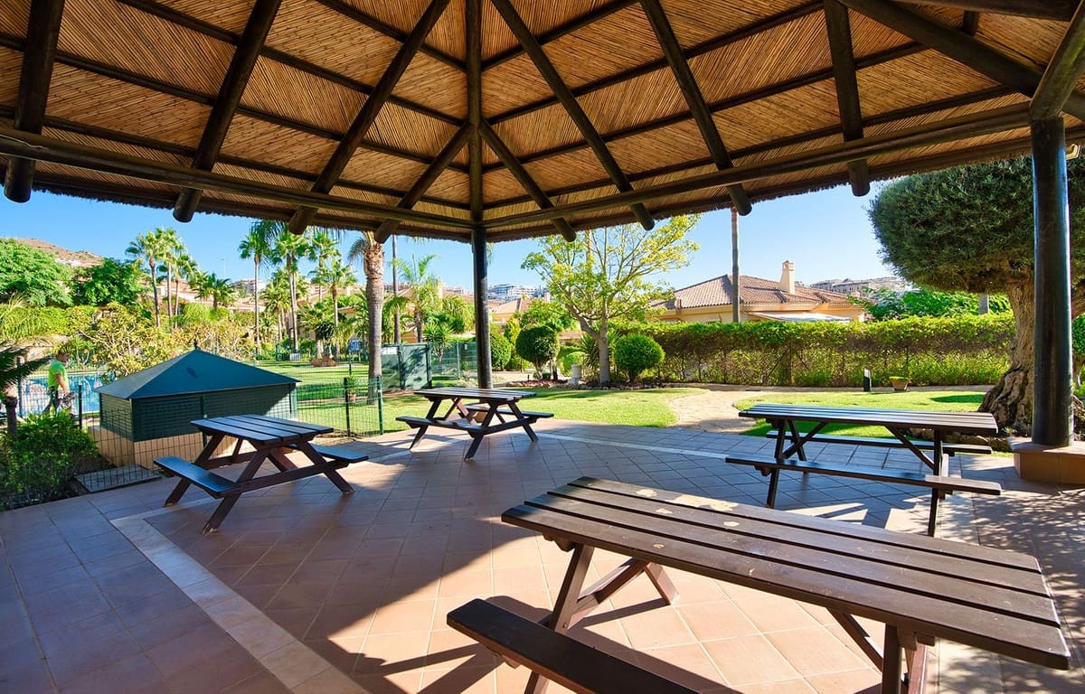 3 soverom Kjedet enebolig til salgs i Riviera del Sol med svømmebasseng garasje - € 685 000 (Ref: 7091206)