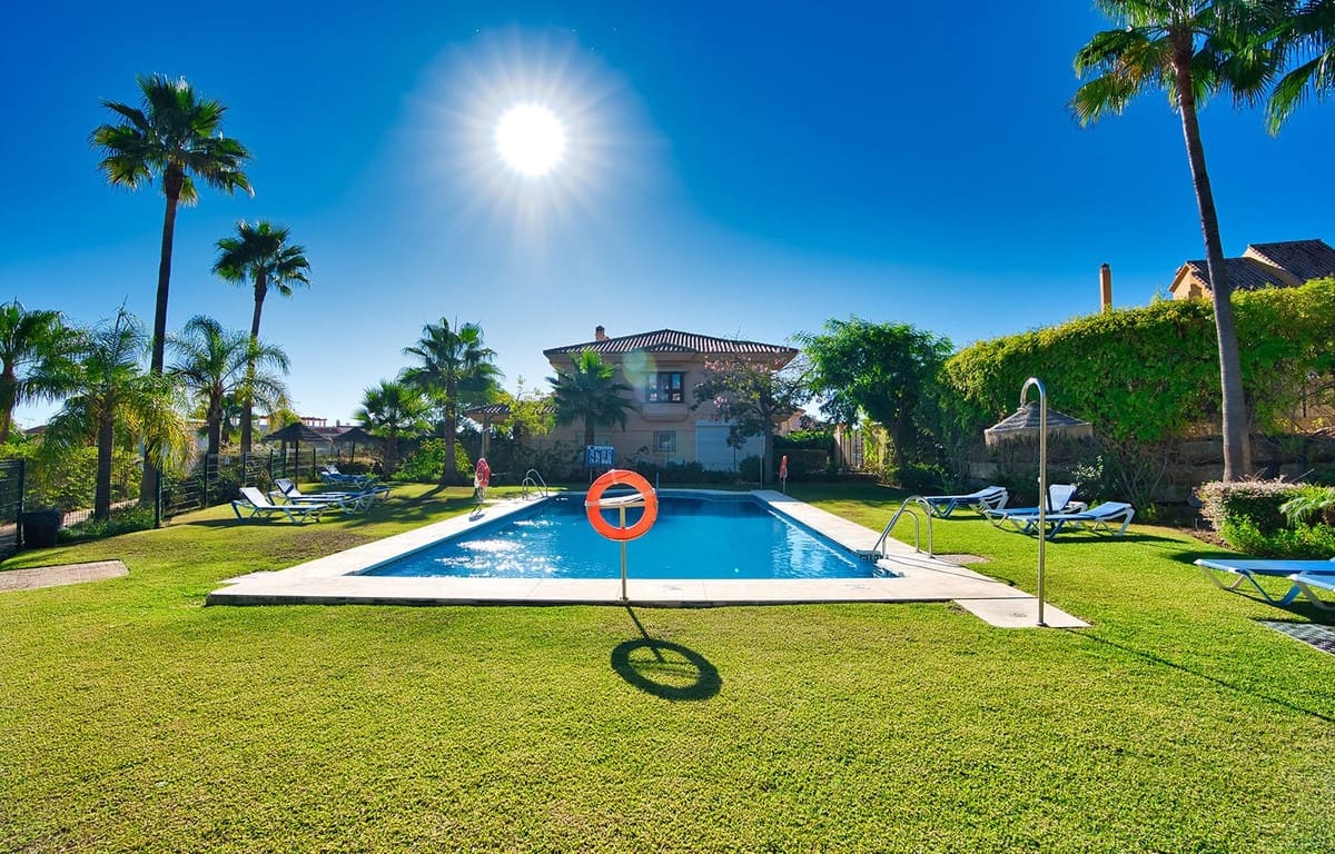 3 soverom Kjedet enebolig til salgs i Riviera del Sol med svømmebasseng garasje - € 685 000 (Ref: 7091206)