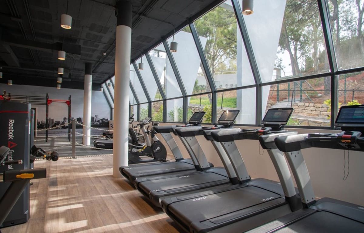 2 sypialnia Penthouse na sprzedaż w Estepona z basenem garażem - 871 442 € (Ref: 7131989)