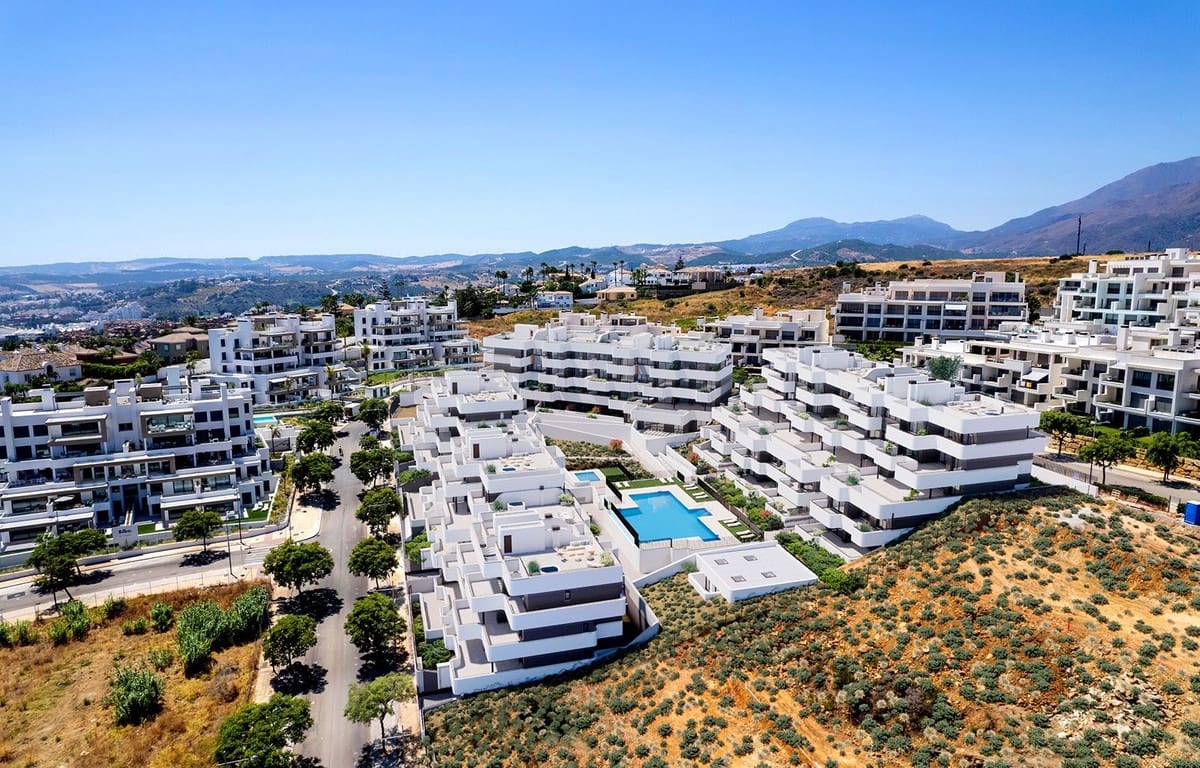 2 bedroom Apartment for sale in Estepona with pool garage - € 480,000 (Ref: 7233727)