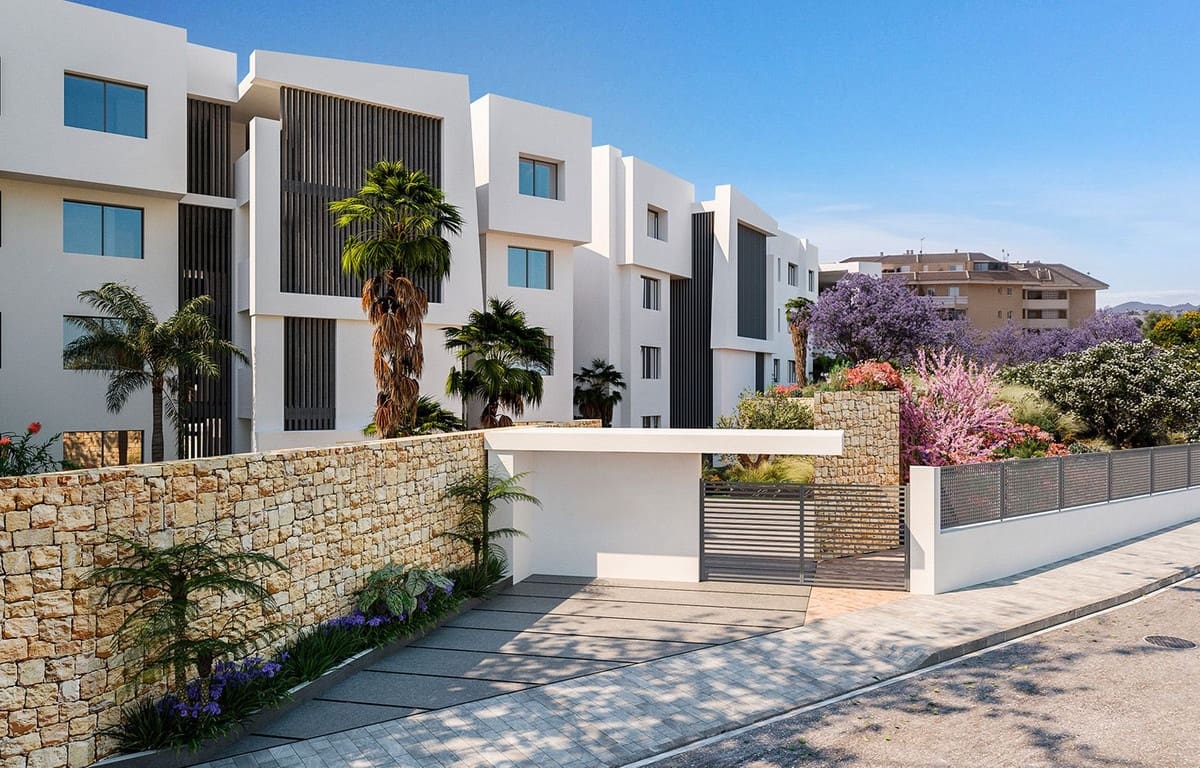 2 bedroom Beach Apartment for sale in Benalmadena with pool garage - € 580,000 (Ref: 7430203)