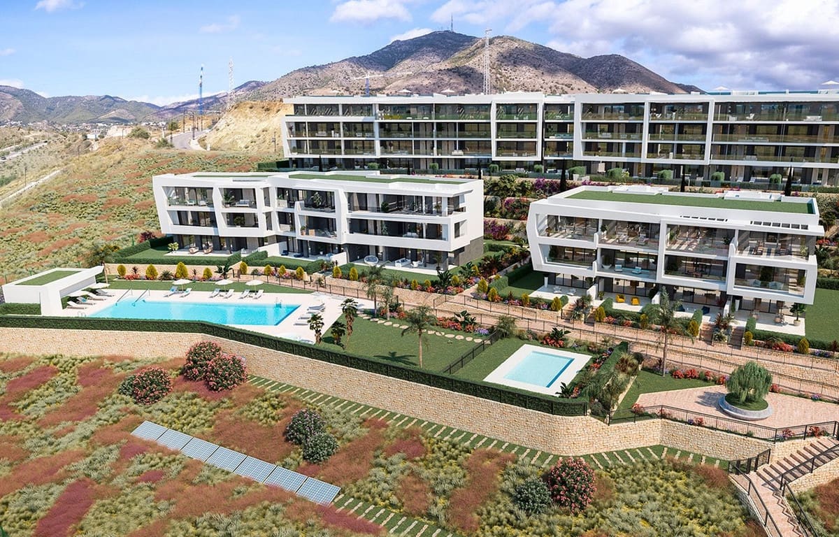 2 bedroom Beach Apartment for sale in Benalmadena with pool garage - € 567,000 (Ref: 7430203)
