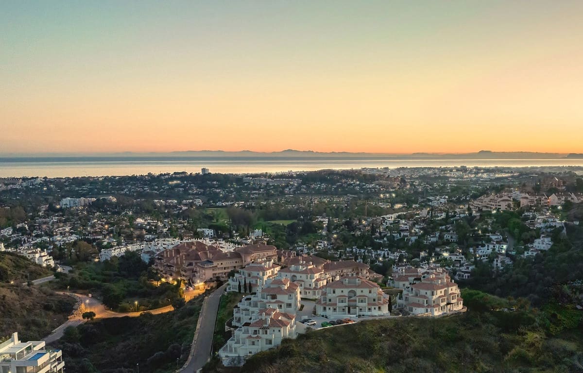 2 bedroom Penthouse for sale in Nueva Andalucia with pool garage - € 571,500 (Ref: 7550967)