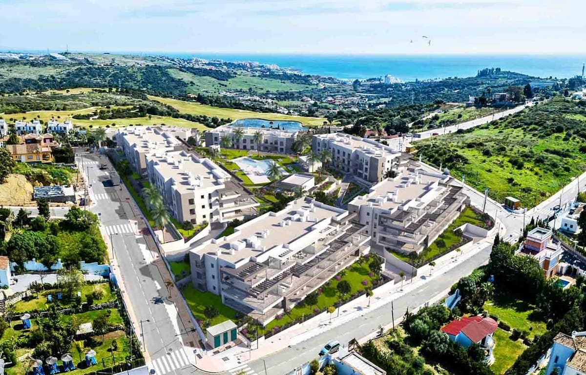 Apartamento de 3 habitaciones en Estepona en venta con piscina garaje - 385.000 € (Ref: 7601650)