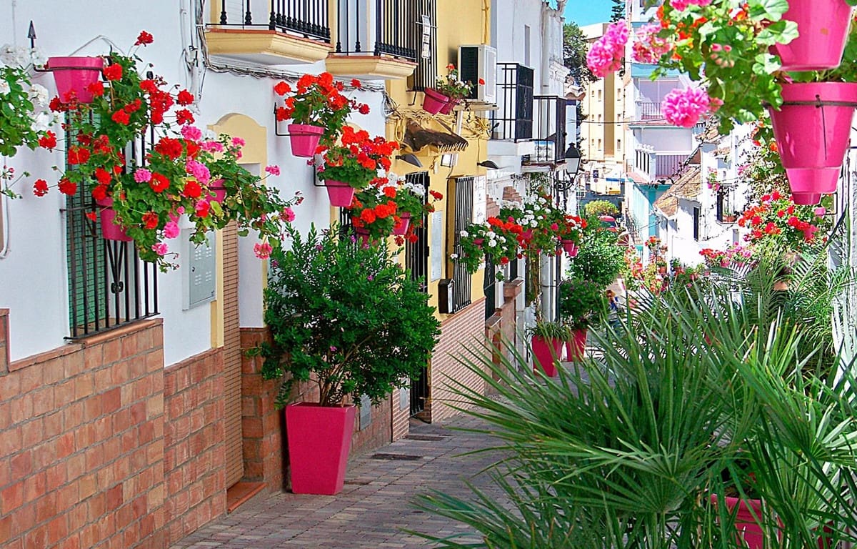 2 bedroom Apartment for sale in Estepona with pool garage - € 430,000 (Ref: 7787106)