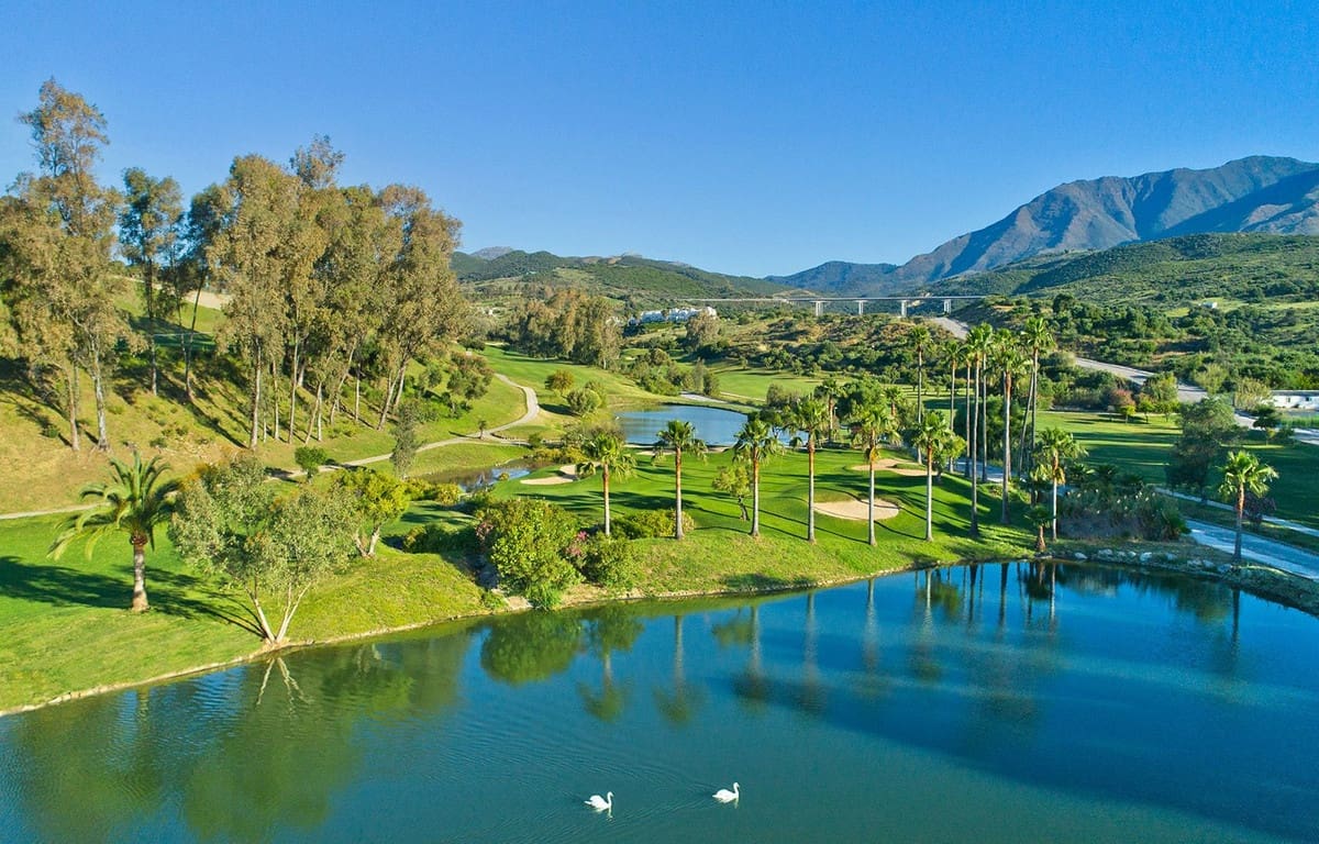 2 bedroom Apartment for sale in Estepona with pool garage - € 430,000 (Ref: 7787106)
