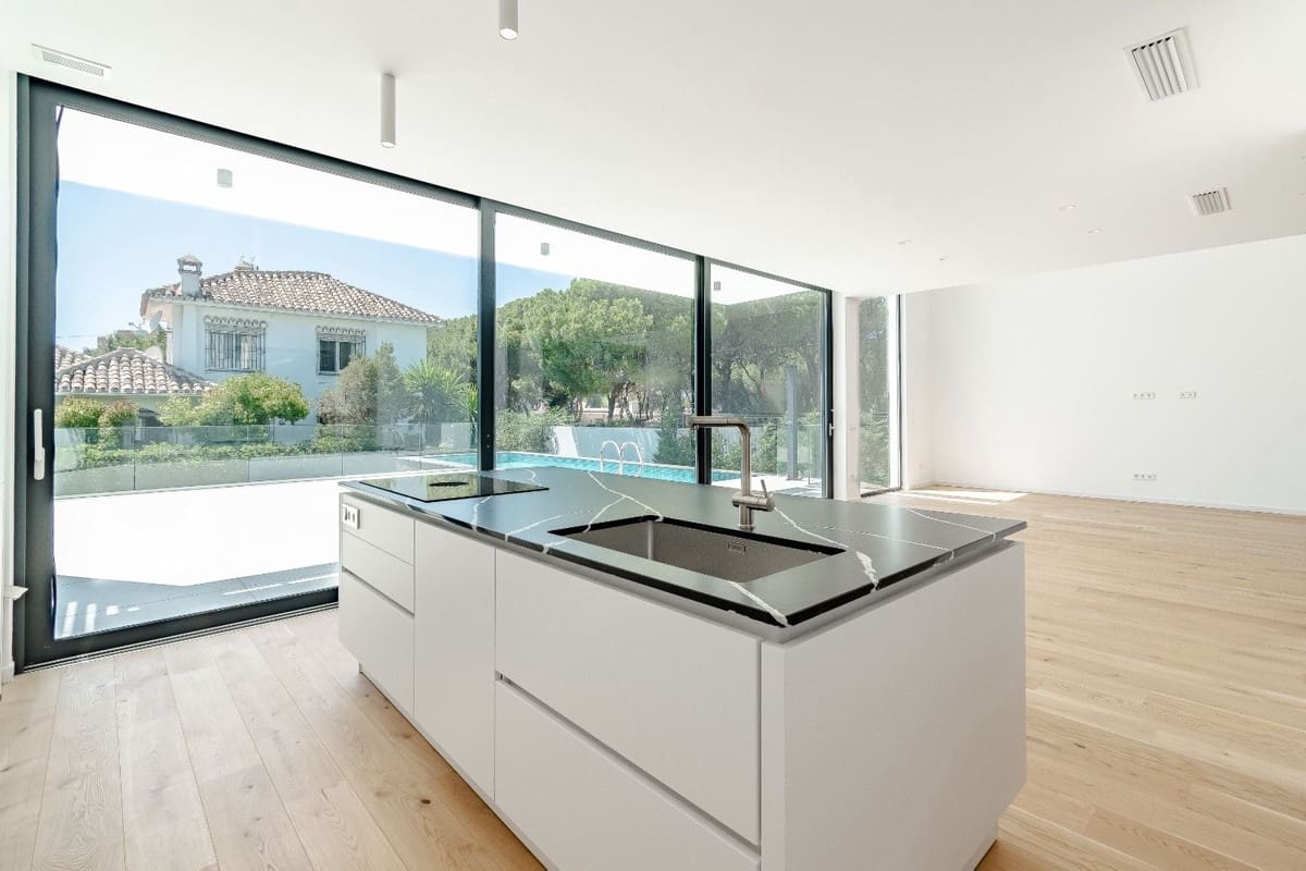 6 bedroom Villa for sale in Marbesa with pool garage - € 3,900,000 (Ref: 8035370)