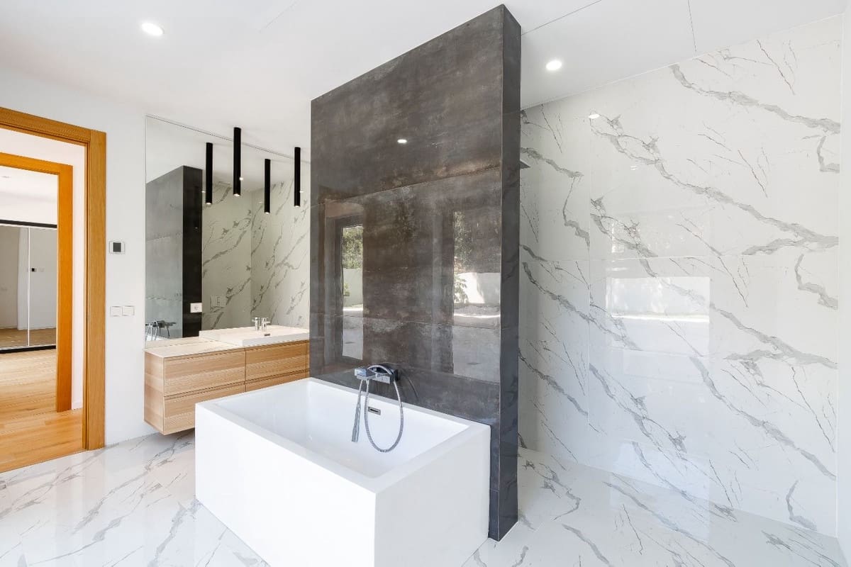 6 bedroom Villa for sale in Marbesa with pool garage - € 3,900,000 (Ref: 8035370)