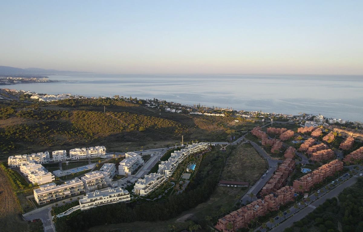 3 bedroom Beach Apartment for sale in Estepona with pool garage - € 420,000 (Ref: 8123482)