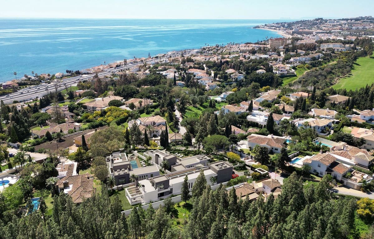 5 sypialnia Willa na sprzedaż w El Chaparral z basenem garażem - 2 548 000 € (Ref: 8243695)