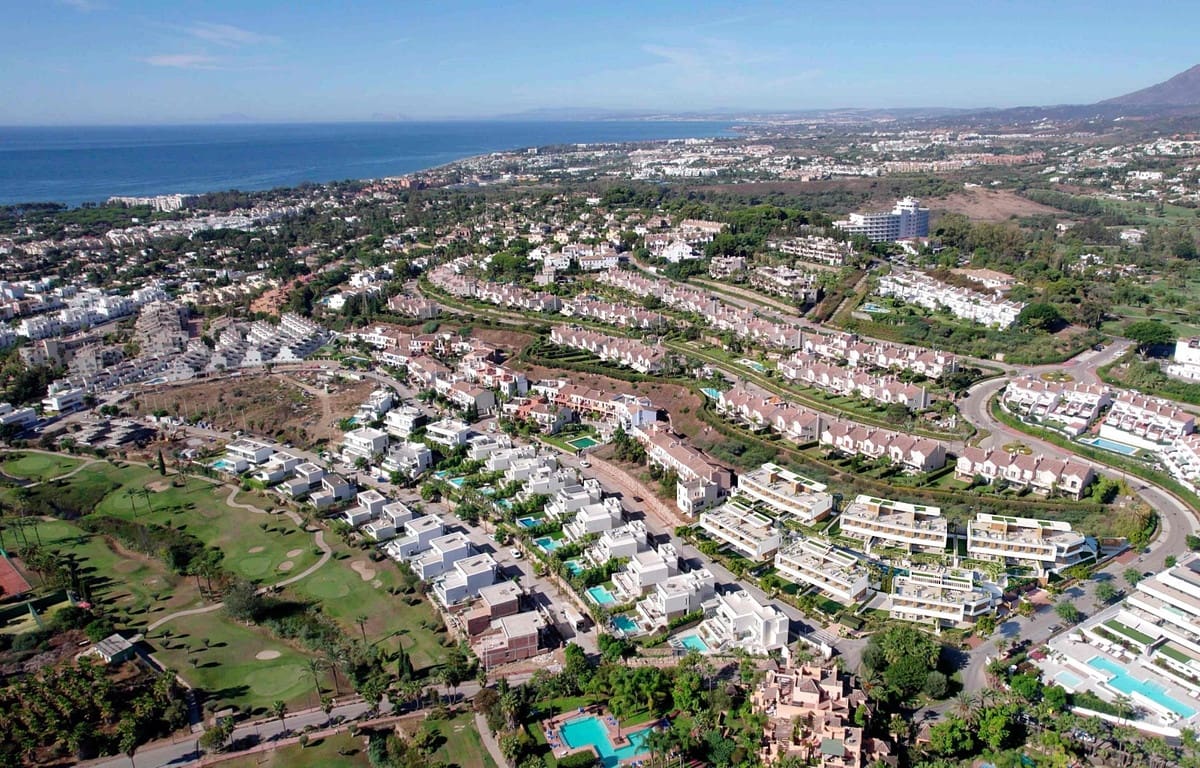 4 sypialnia Dom blizniak na sprzedaż w Estepona z basenem garażem - 1 510 000 € (Ref: 8243702)