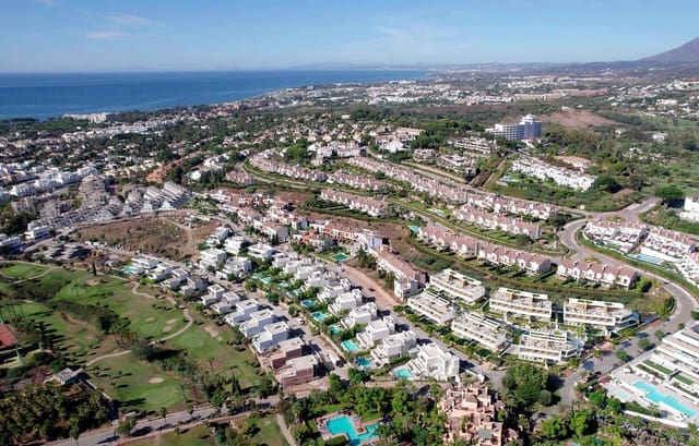 4 soveværelse Semi-Rækkehus til salg i Estepona med swimmingpool garage - € 1.510.000 (Ref: 8243702)