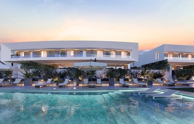 4 soveværelse Semi-Rækkehus til salg i Estepona med swimmingpool garage - € 1.510.000 (Ref: 8243702)