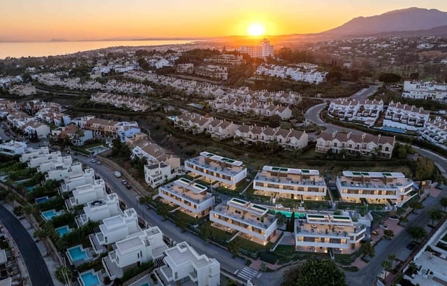 4 soveværelse Semi-Rækkehus til salg i Estepona med swimmingpool garage - € 1.510.000 (Ref: 8243702)