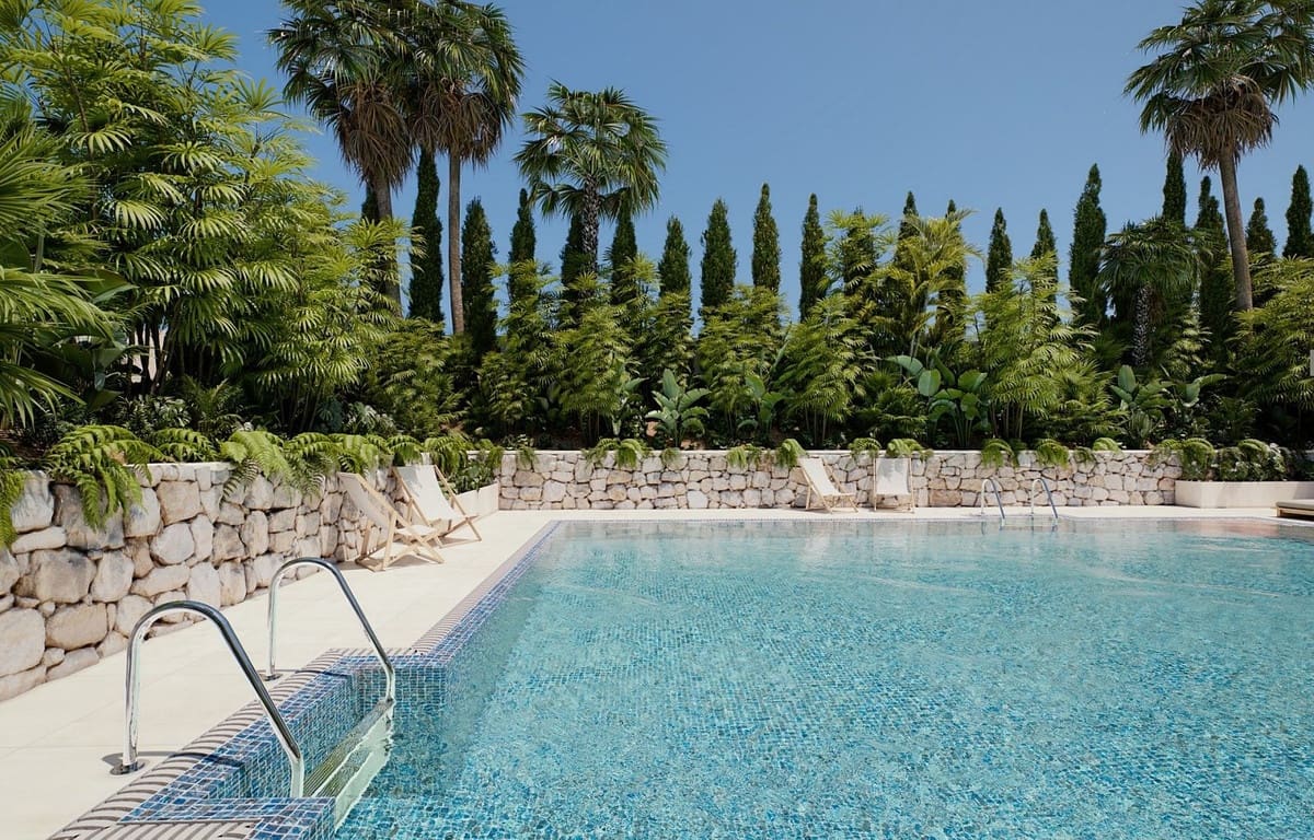 2 bedroom Apartment for sale in Estepona with pool garage - € 600,000 (Ref: 8607387)