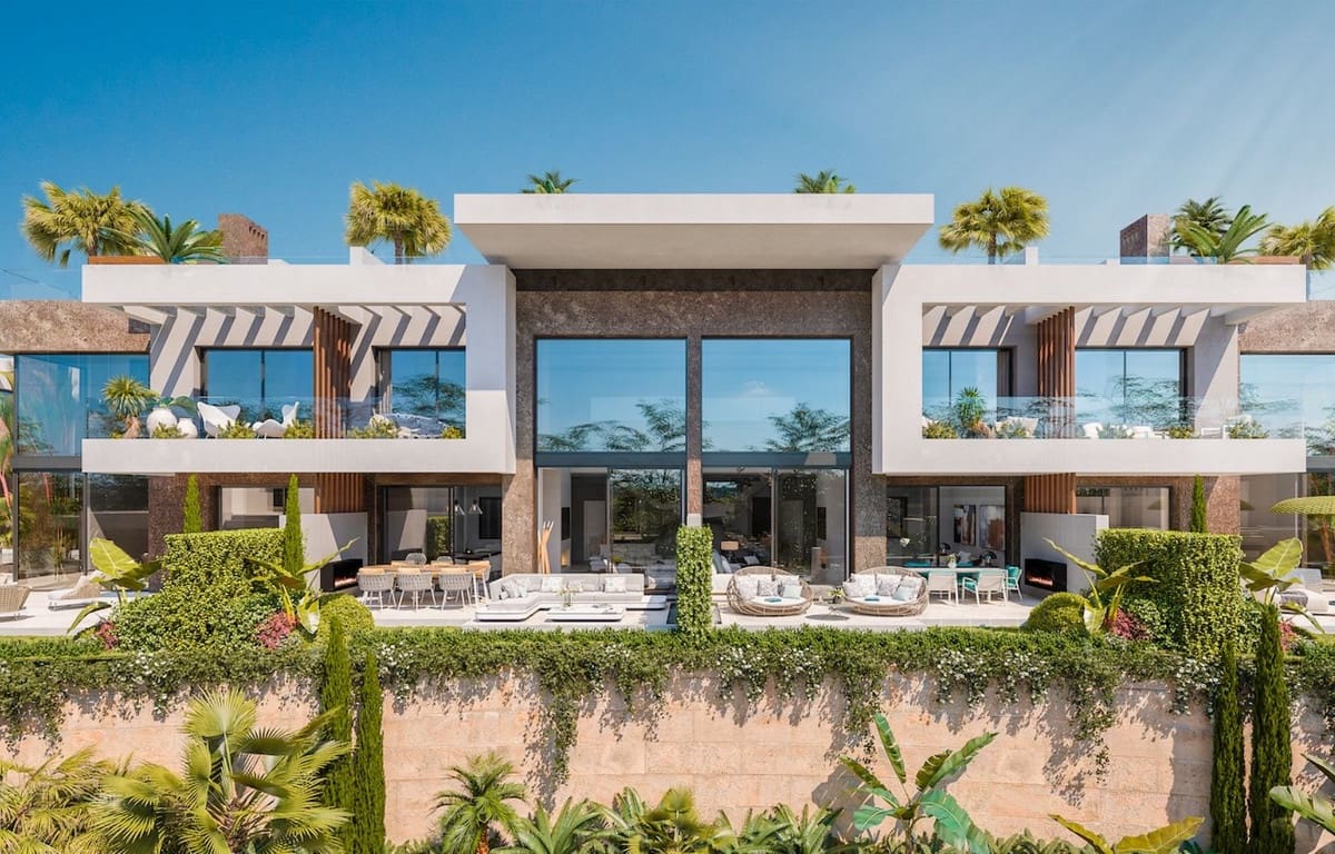 4 bedroom Semi-detached Villa for sale in Marbella with pool garage - € 1,295,000 (Ref: 8834910)