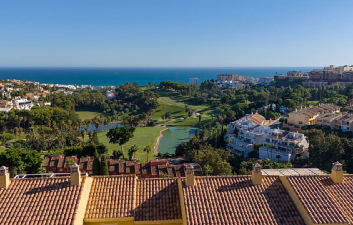 2 bedroom Apartment for sale in Torrequebrada with pool garage - € 430,000 (Ref: 8901456)