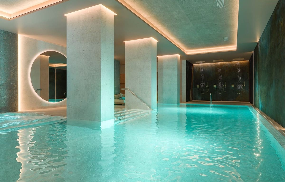 Apartamento de 2 habitaciones en New Golden Mile en venta con piscina garaje - 449.000 € (Ref: 8941892)