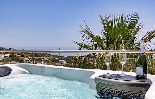 Ático de 2 habitaciones en Benalmádena en venta con piscina garaje - 899.000 € (Ref: 9058359)