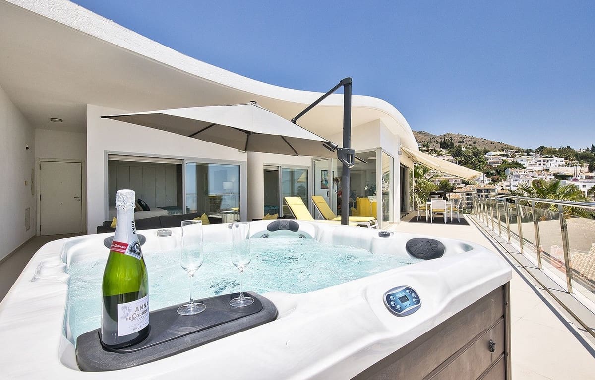2 bedroom Penthouse for sale in Benalmadena with pool garage - € 899,000 (Ref: 9058359)