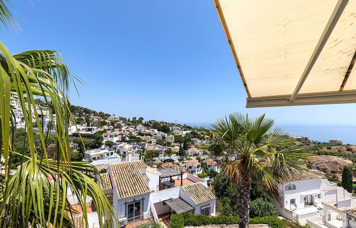 2 bedroom Penthouse for sale in Benalmadena with pool garage - € 899,000 (Ref: 9058359)