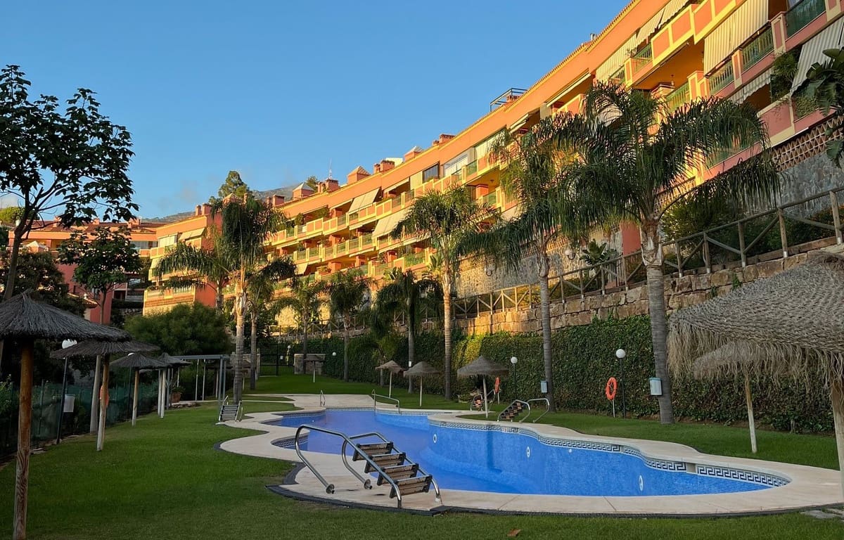 Apartamento de 2 habitaciones en Fuengirola en venta con piscina garaje - 289.000 € (Ref: 9345735)