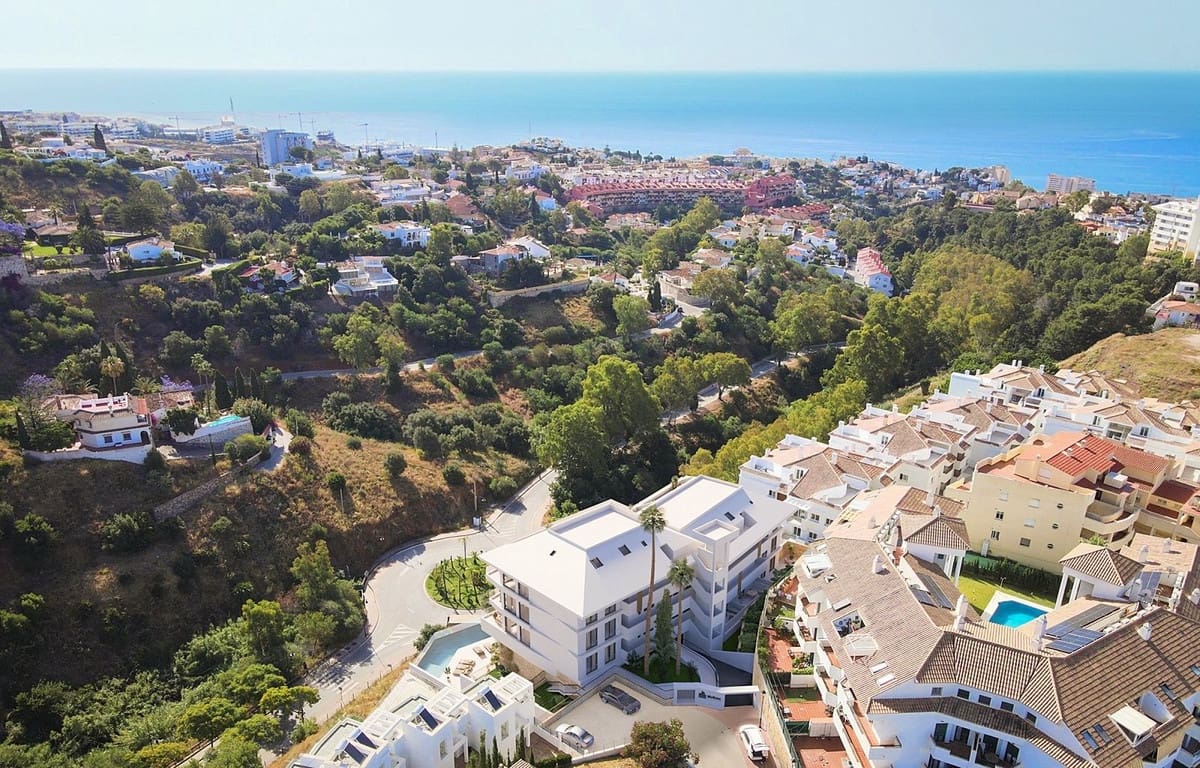 2 bedroom Apartment for sale in Fuengirola with pool garage - € 429,000 (Ref: 9460654)