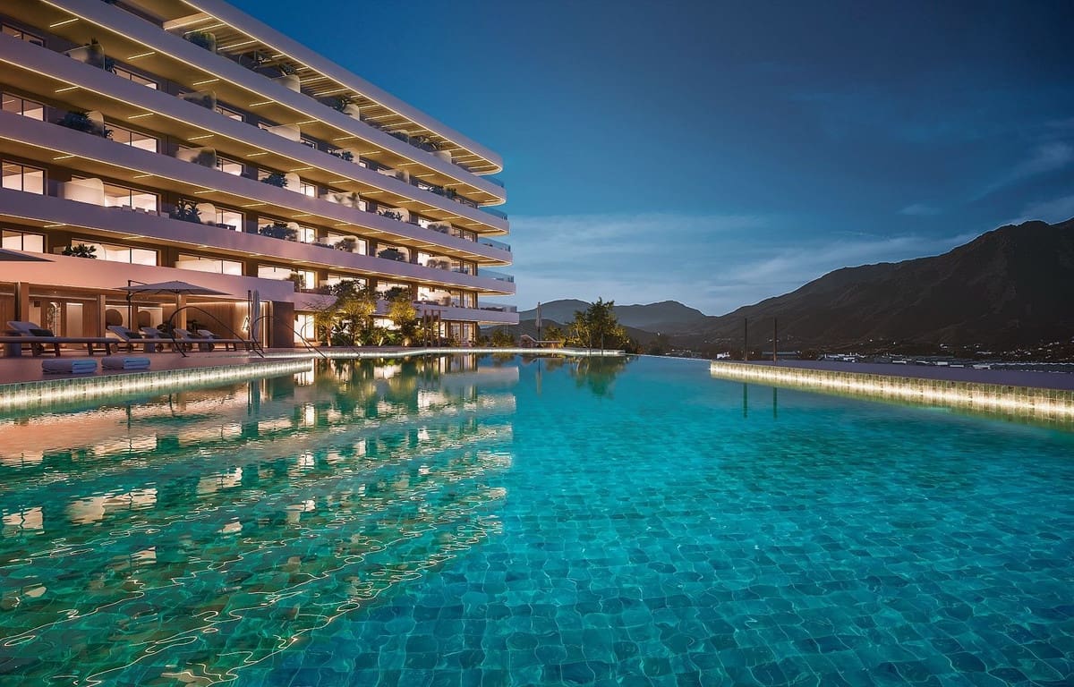 Apartamento de 2 habitaciones en Estepona en venta con piscina garaje - 570.000 € (Ref: 9558983)