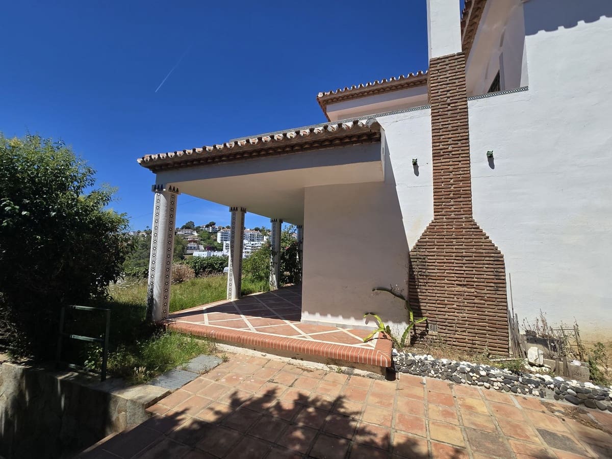 5 bedroom Villa for sale in Torrenueva with pool garage - € 1,230,000 (Ref: 10048109)