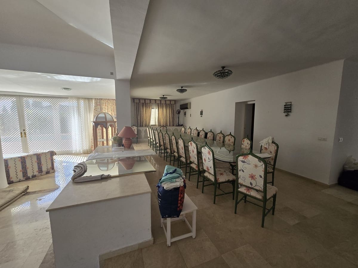 6 bedroom Villa for sale in Marbella with pool garage - € 3,200,000 (Ref: 8583331)