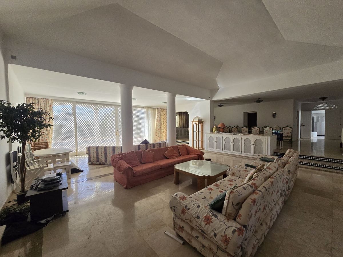 6 bedroom Villa for sale in Marbella with pool garage - € 3,200,000 (Ref: 8583331)