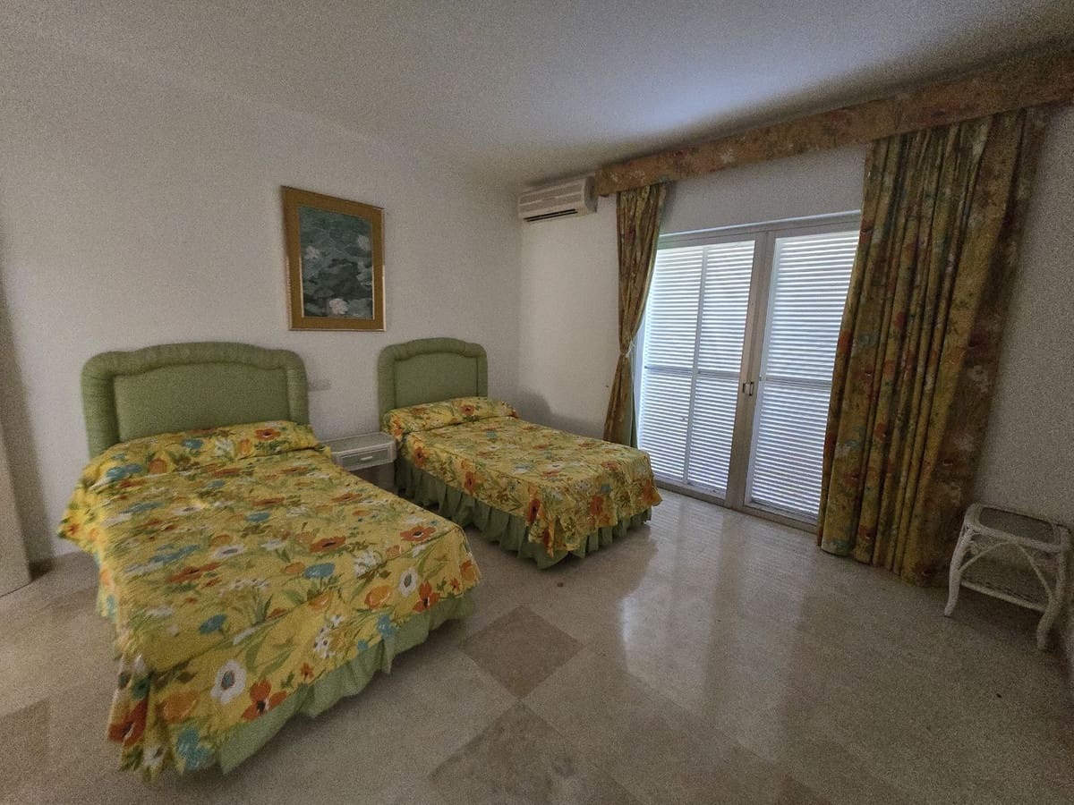 6 bedroom Villa for sale in Marbella with pool garage - € 3,200,000 (Ref: 8583331)