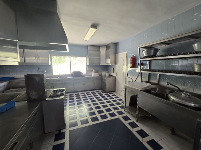 6 sypialnia Willa na sprzedaż w Marbella z basenem garażem - 3 200 000 € (Ref: 8583331)