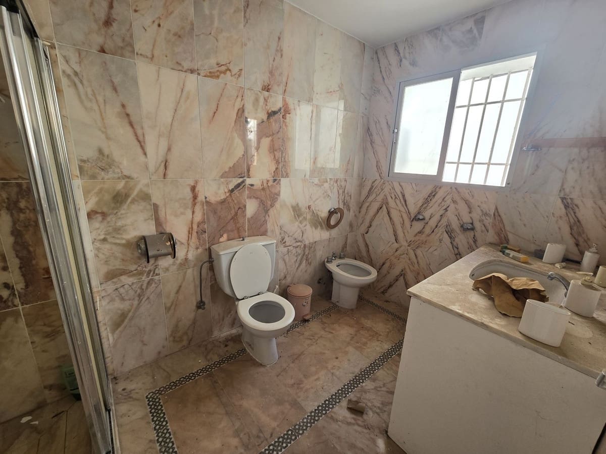 6 bedroom Villa for sale in Marbella with pool garage - € 3,200,000 (Ref: 8583331)