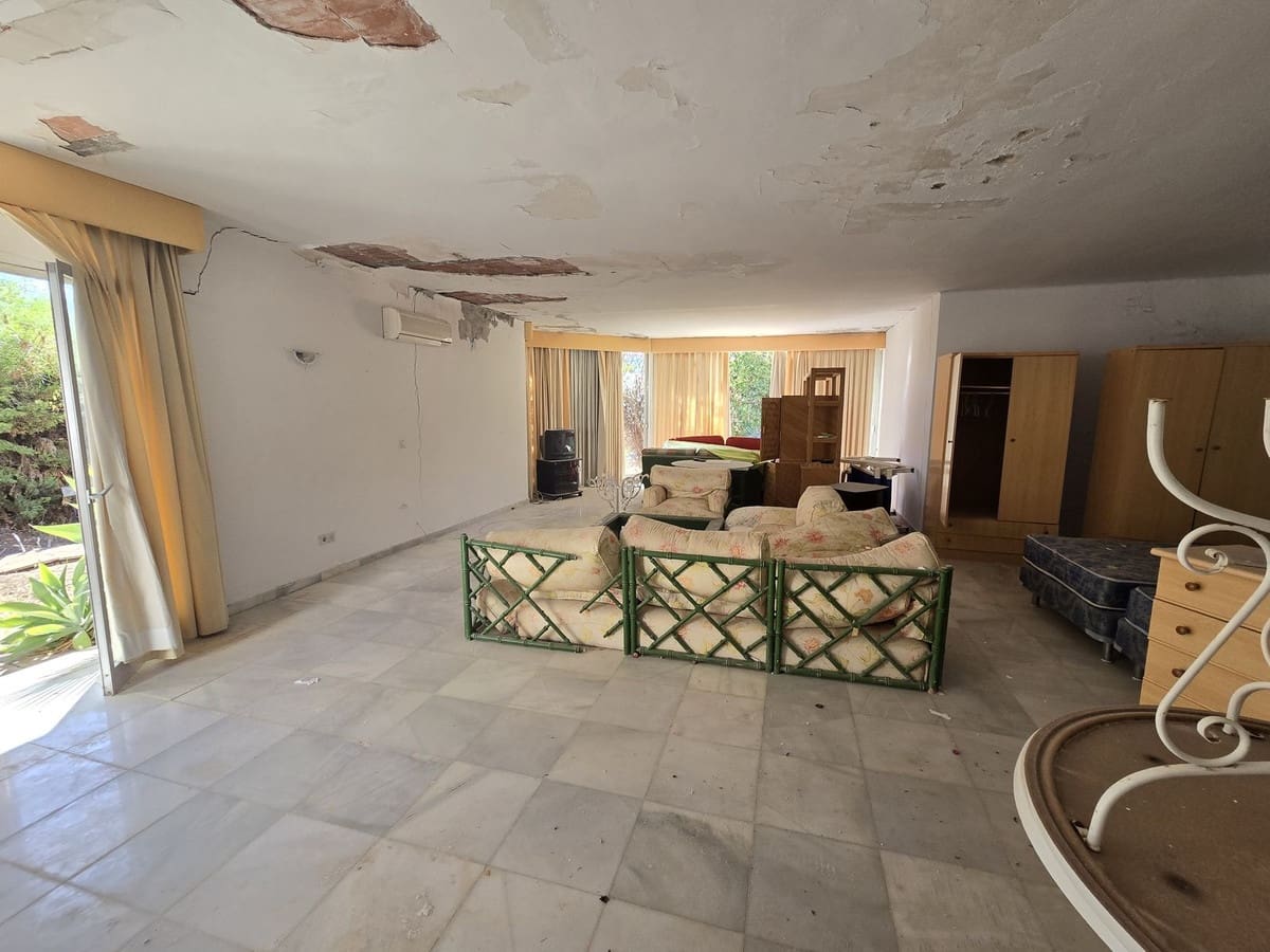 6 bedroom Villa for sale in Marbella with pool garage - € 3,200,000 (Ref: 8583331)