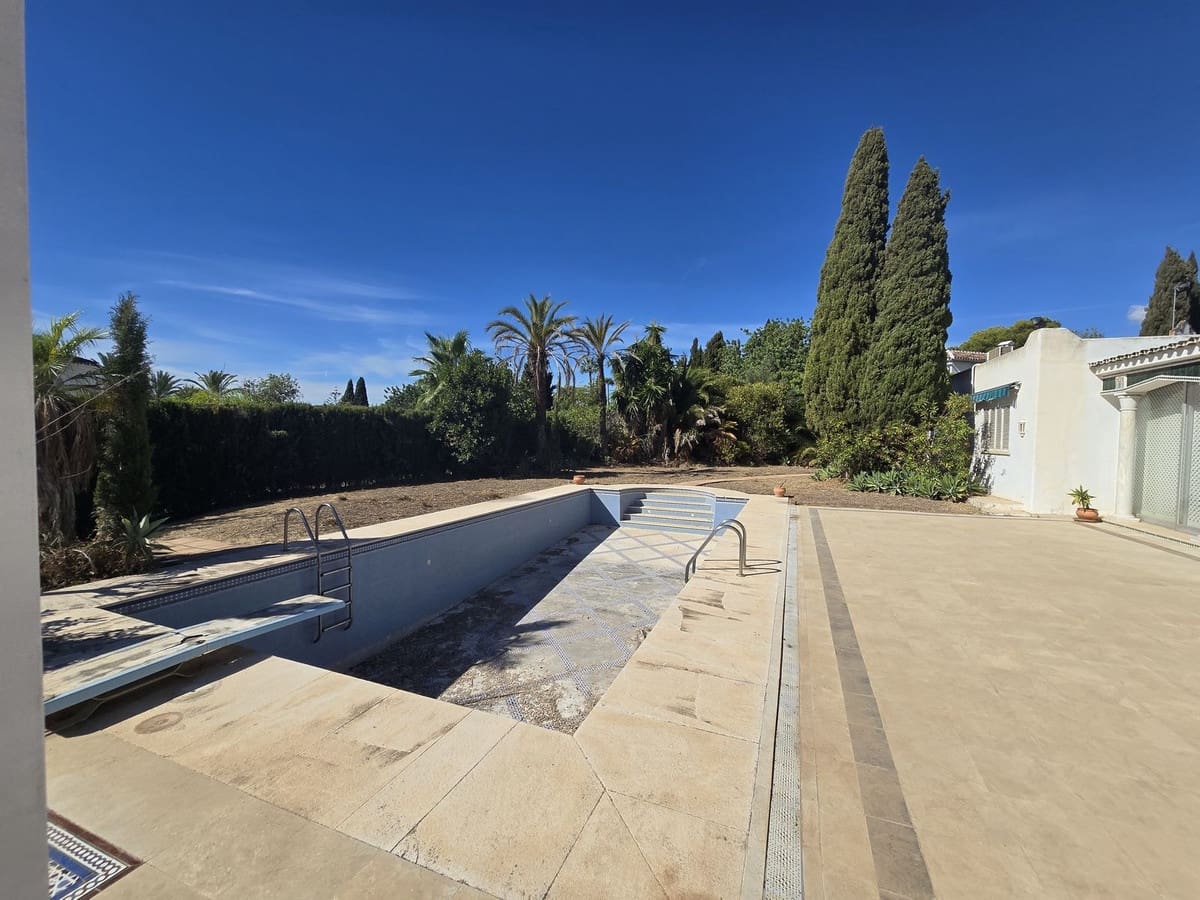 6 bedroom Villa for sale in Marbella with pool garage - € 3,200,000 (Ref: 8583331)