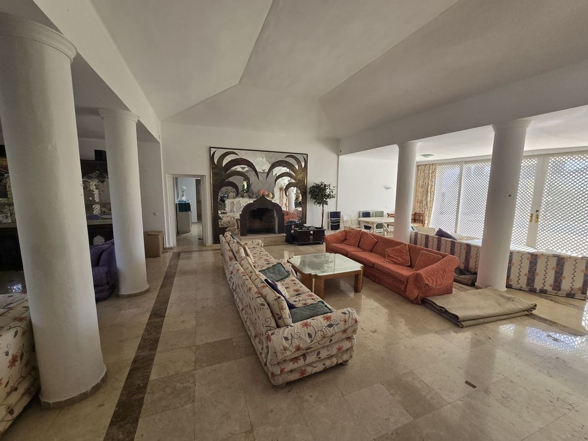 6 bedroom Villa for sale in Marbella with pool garage - € 3,200,000 (Ref: 8583331)